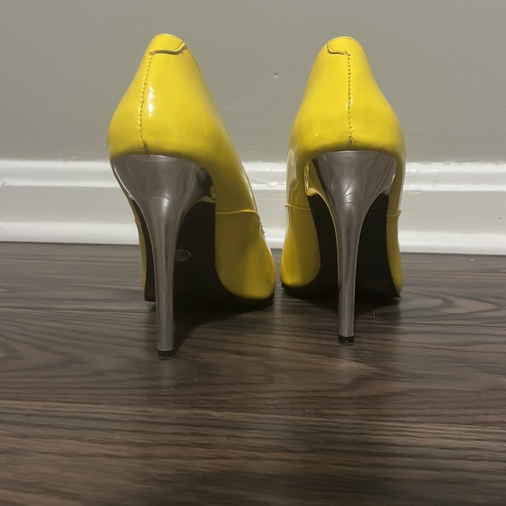 Yellow pumps - Picture 5 of 6